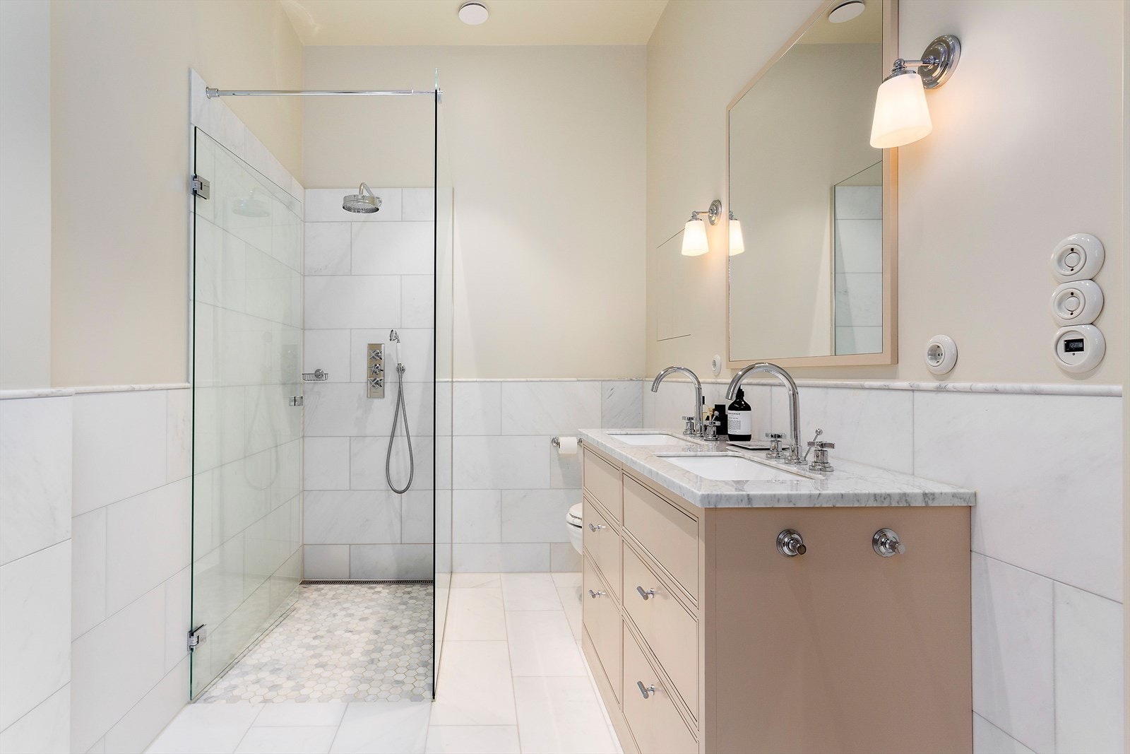 Fra soverommet trer man inn på det flotte badet. Galleribilde