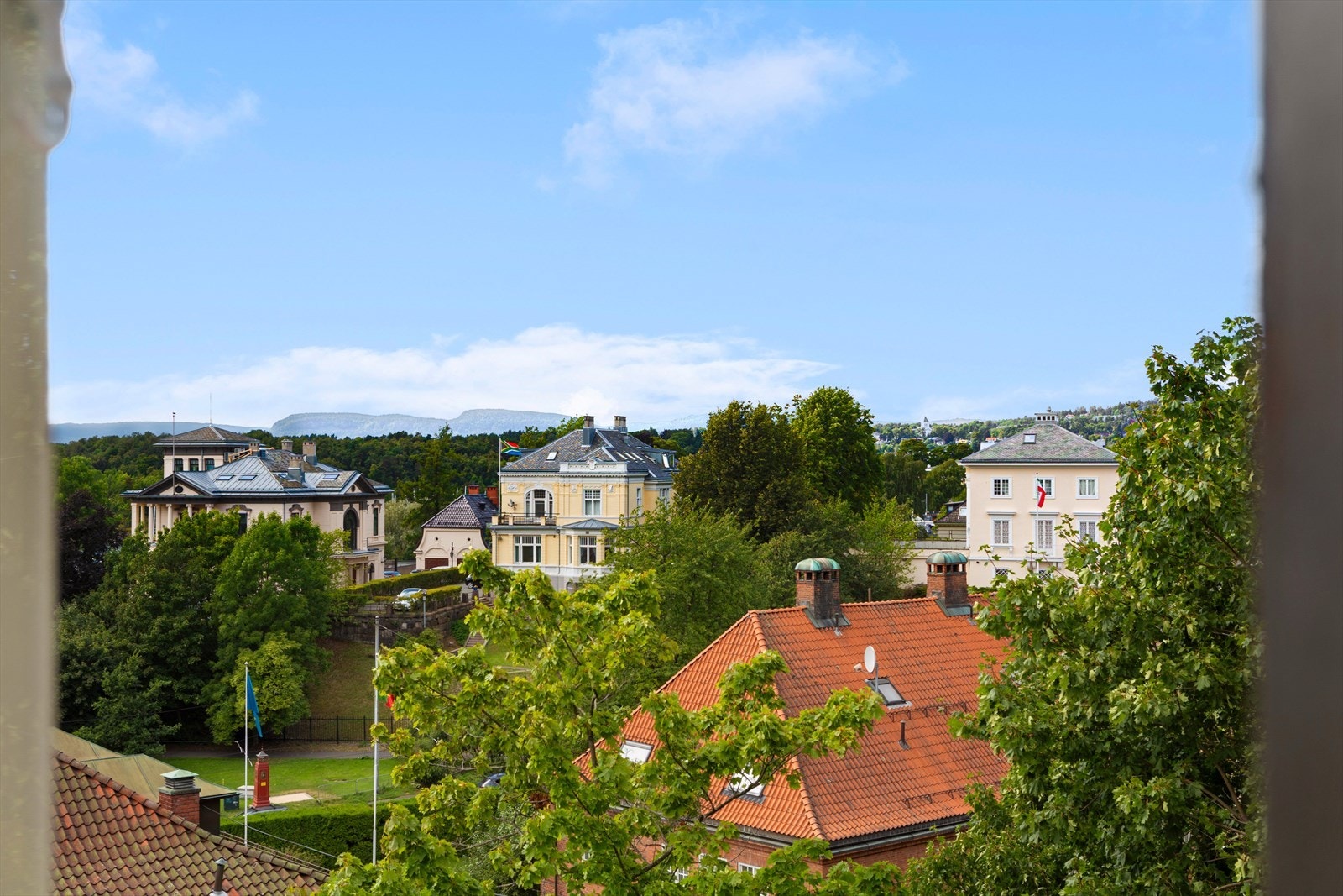 Nyt en storslått og herskapelig utsikt fra boligen. Galleribilde