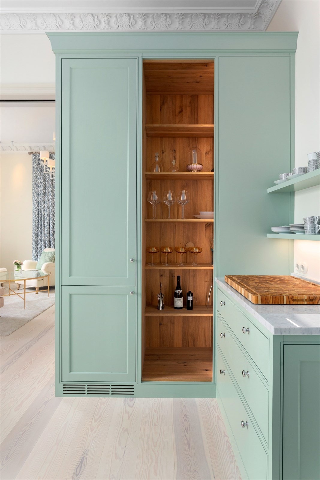 Innredninger i sørlandsk eik fra Hamran Snekkerverksted, understreker den eksklusive stilen. Galleribilde