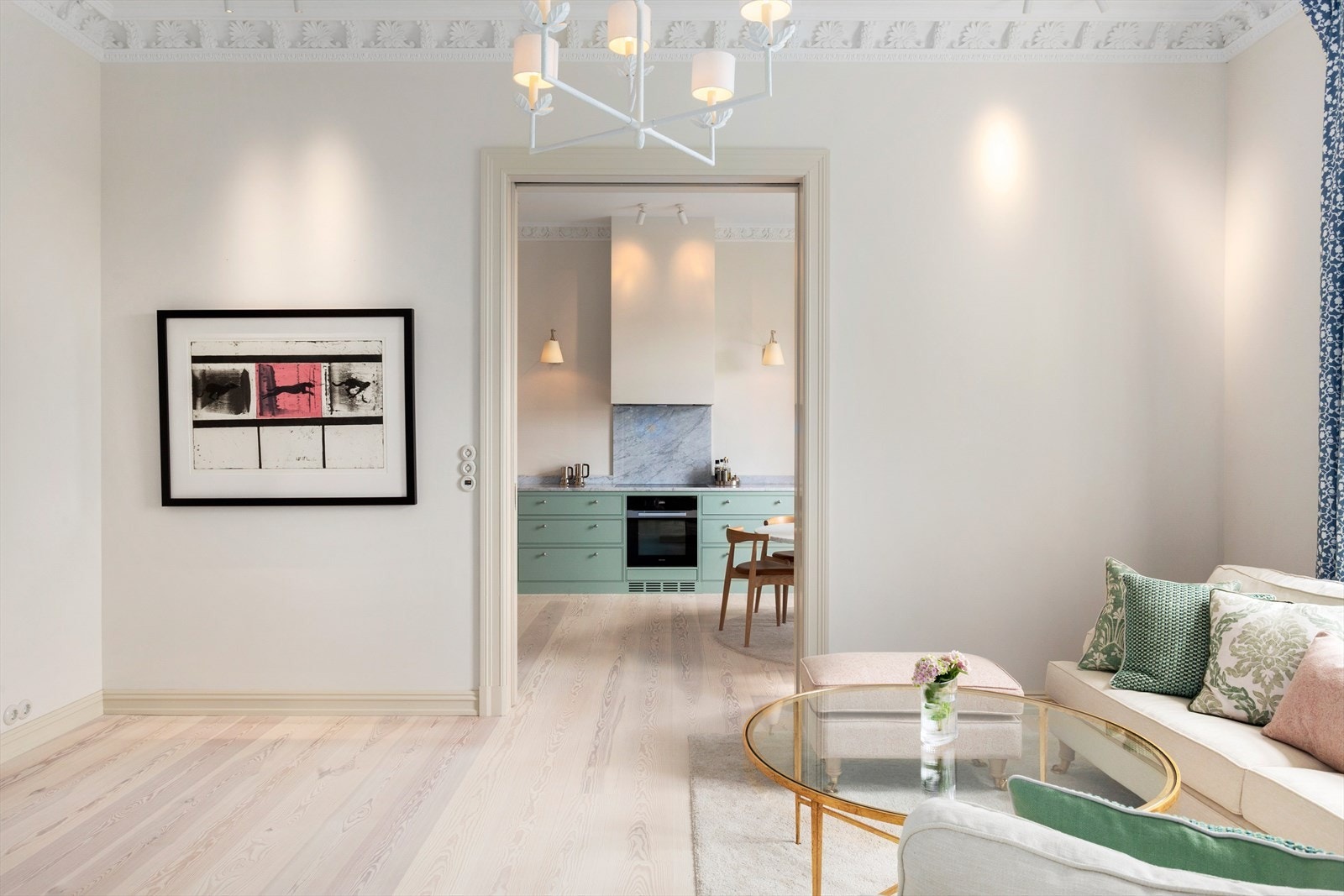 Her er originale detaljer som lekker stukkatur, samt ny kakkelovn. Galleribilde