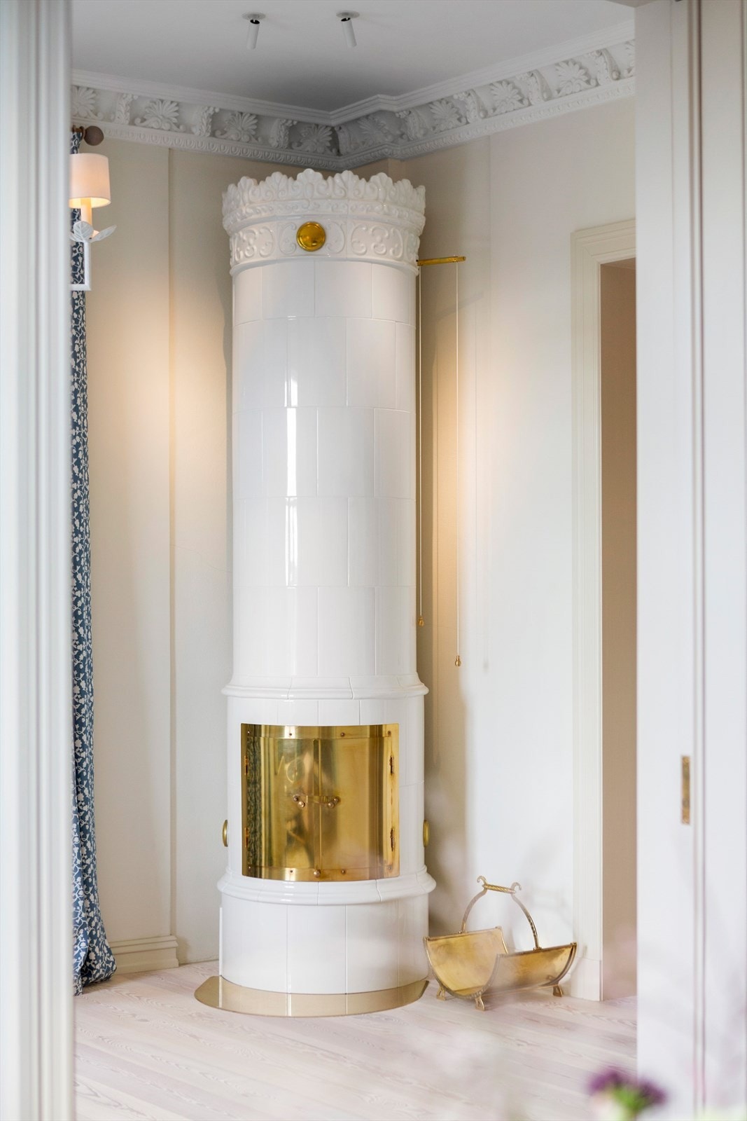 Varmende kakkelovn fra Gabrielsen utsmykker rommet. Galleribilde