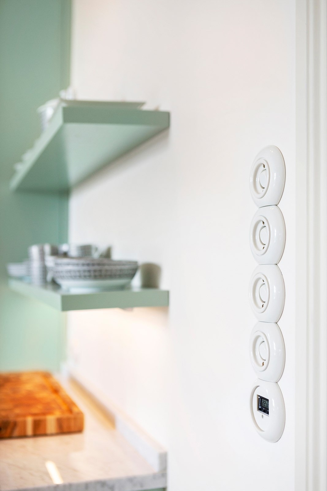 Leiligheten er utstyrt med tradisjonelle porselensbrytere fra THPG og moderne smart-styring via app fra Plejd. Galleribilde