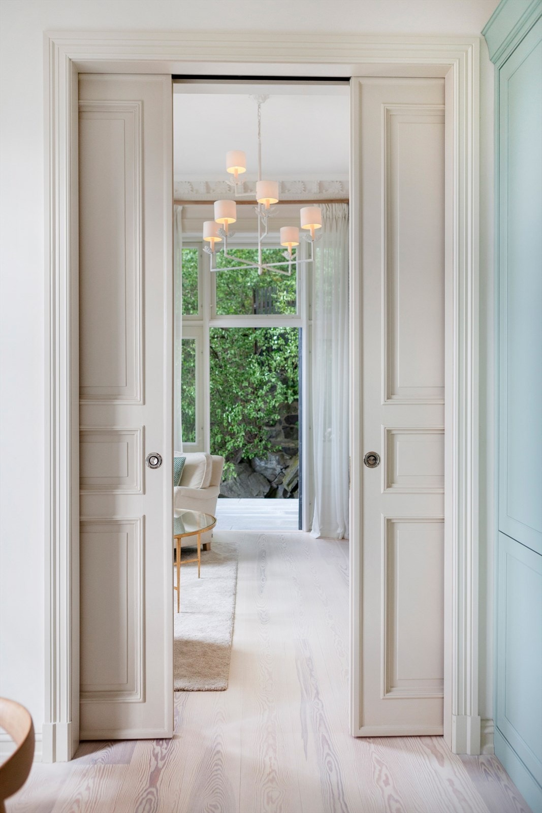 Vegg mellom stue og kjøkken ble reist på nytt etter original plantegning. Skyvedøren fra 1890-tallet ble slipt, pusset og påført linolje. Galleribilde