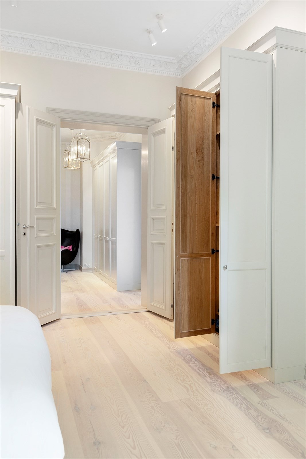 Her er det god takhøyde, klassiske detaljer og praktisk garderobeløsning. Galleribilde