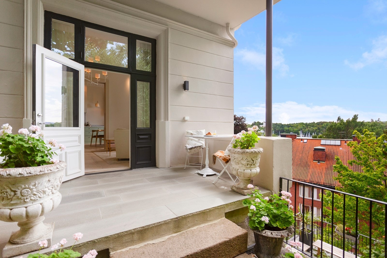 Fra stuen er det utgang til en privat altan på ca. 7 kvm - et deilig uterom hvor du kan nyte solen og den stille beliggenheten. Galleribilde