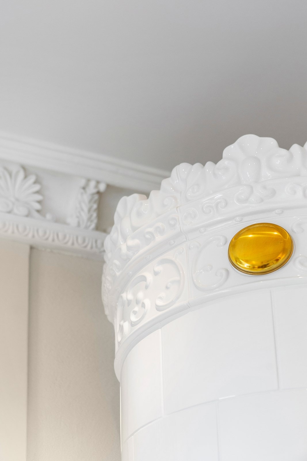 Stukkaturer og bredt listverk skaper en nostalgisk atmosfære. Galleribilde