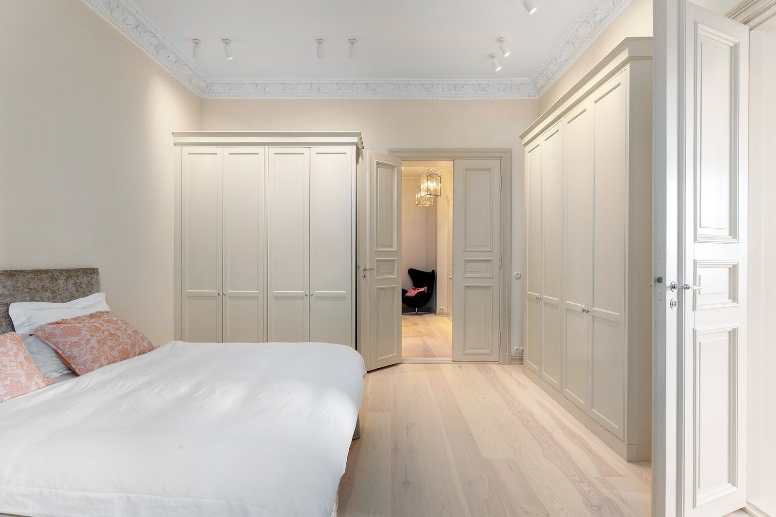 Hovedsoverommet er romslig, med plass til stor seng og garderobe. Rommet har eget bad og garderobeskap fra Hamran i sørlandsk eik, vokset innvendig og linoljemalt utvendig. Galleribilde