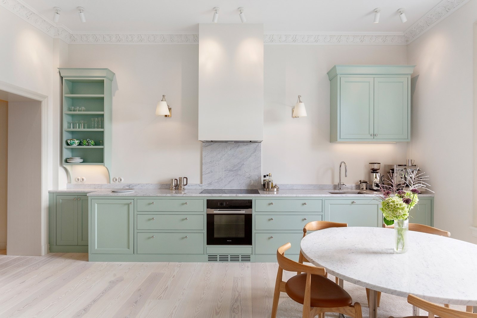 Her er ingenting overlatt til tilfeldighetene - det merkes i hvert eneste hjørne av leiligheten. Hver løsning, hvert materialvalg og hver detalj er nøye utvalgt for å skape en gjennomført helhet. Galleribilde