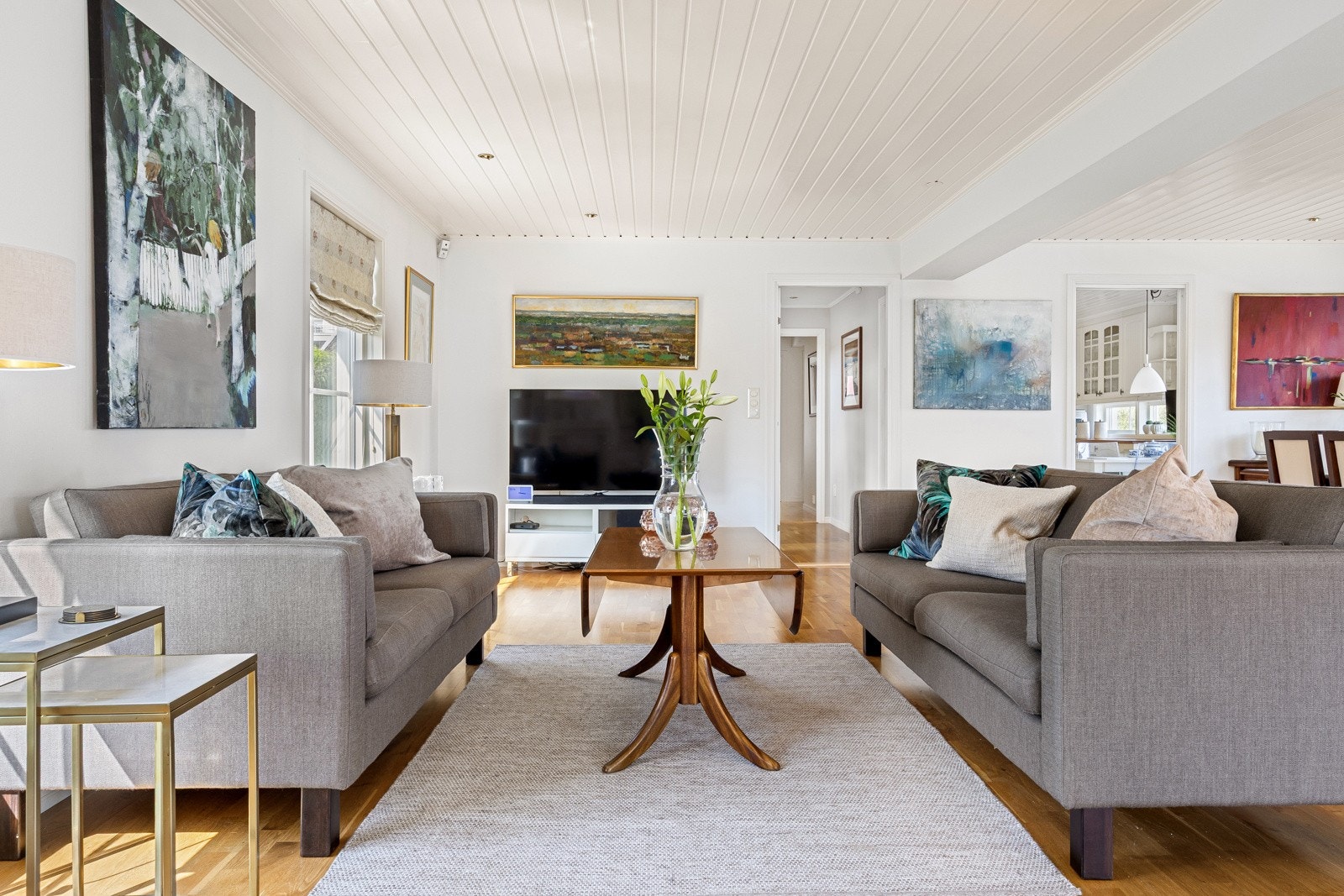 Stuen har god plass til tv-lounge, spisestue og en kosekrok mot vinduene. Galleribilde