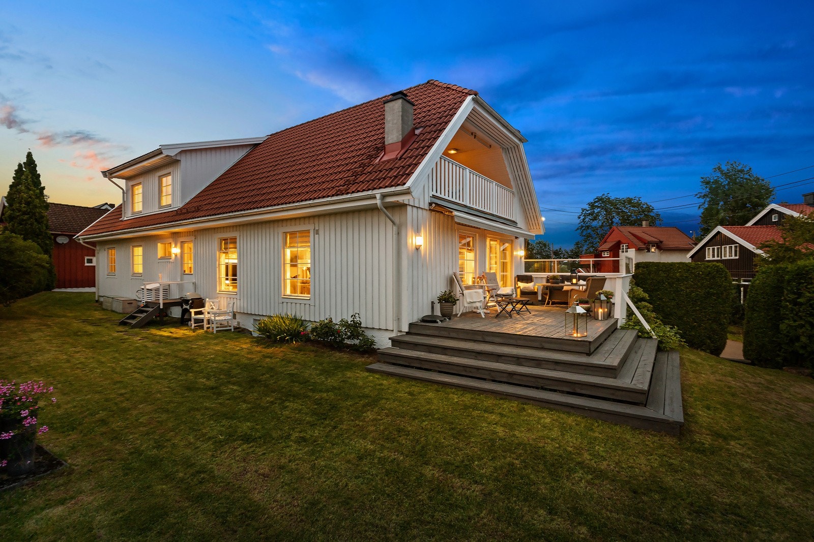 Boligen har flere fine uteplasser og ligger omkranset av hage på tre sider. Galleribilde