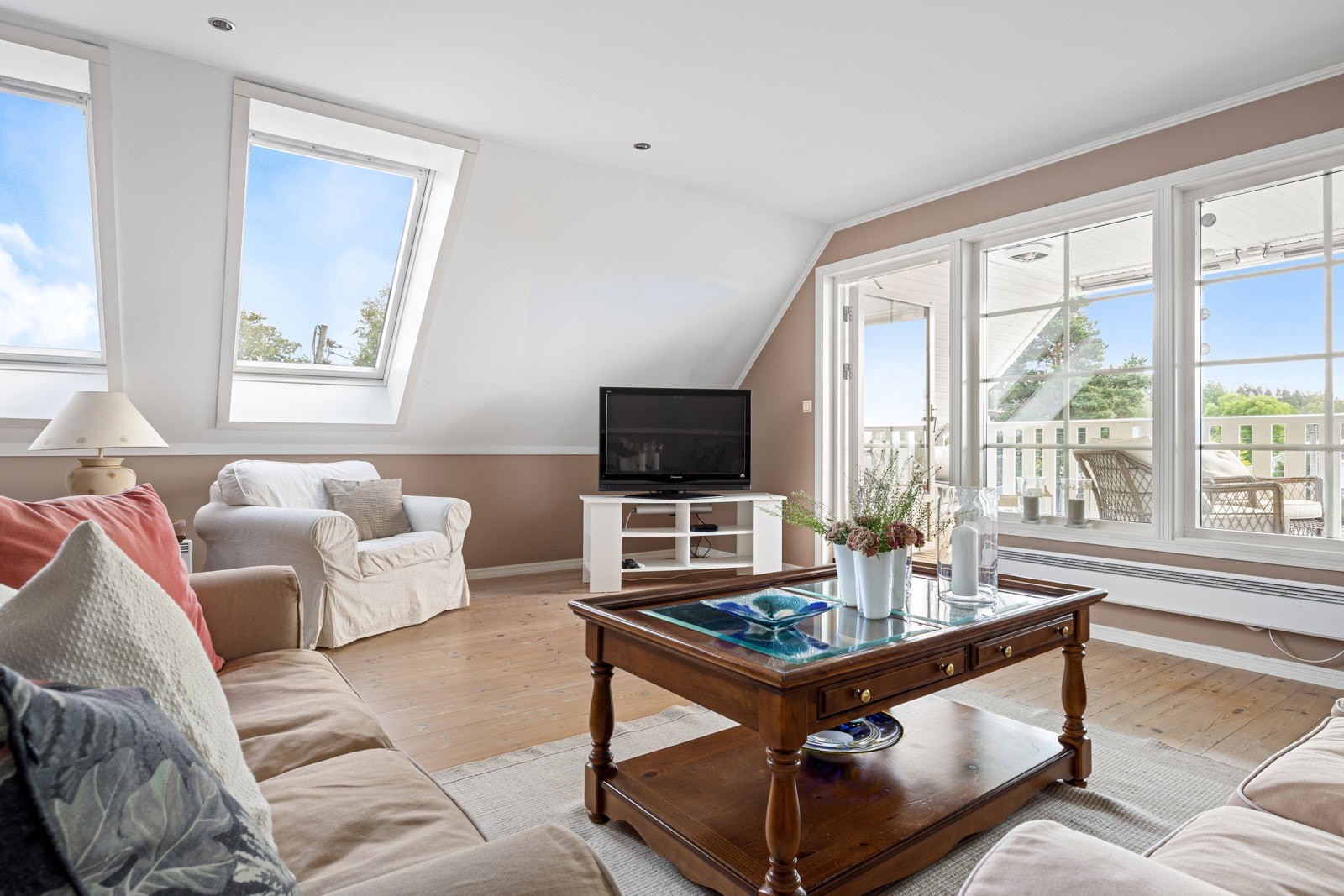 Loftstuen har tregulv, delikat fargevalg og hvitmalt tak med downlights. Galleribilde