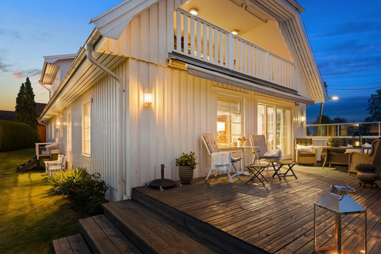 Terrassen mot syd overbygger taket til carporten og er ca. 26 kvm. Galleribilde