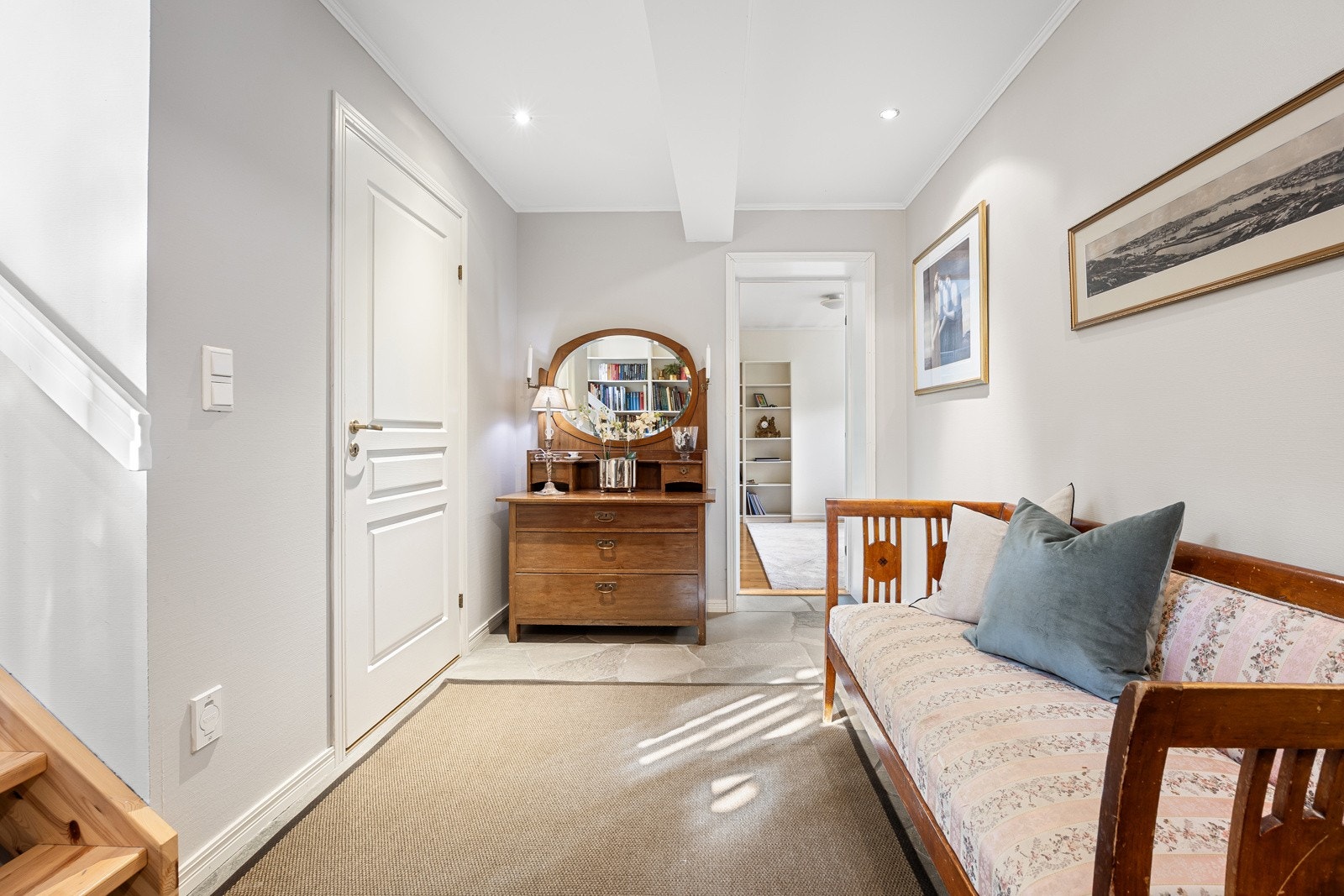 Trappehallen i underetasjen har bruddskiferfliser på gulv med gulvvarme og himling med downlights. Galleribilde