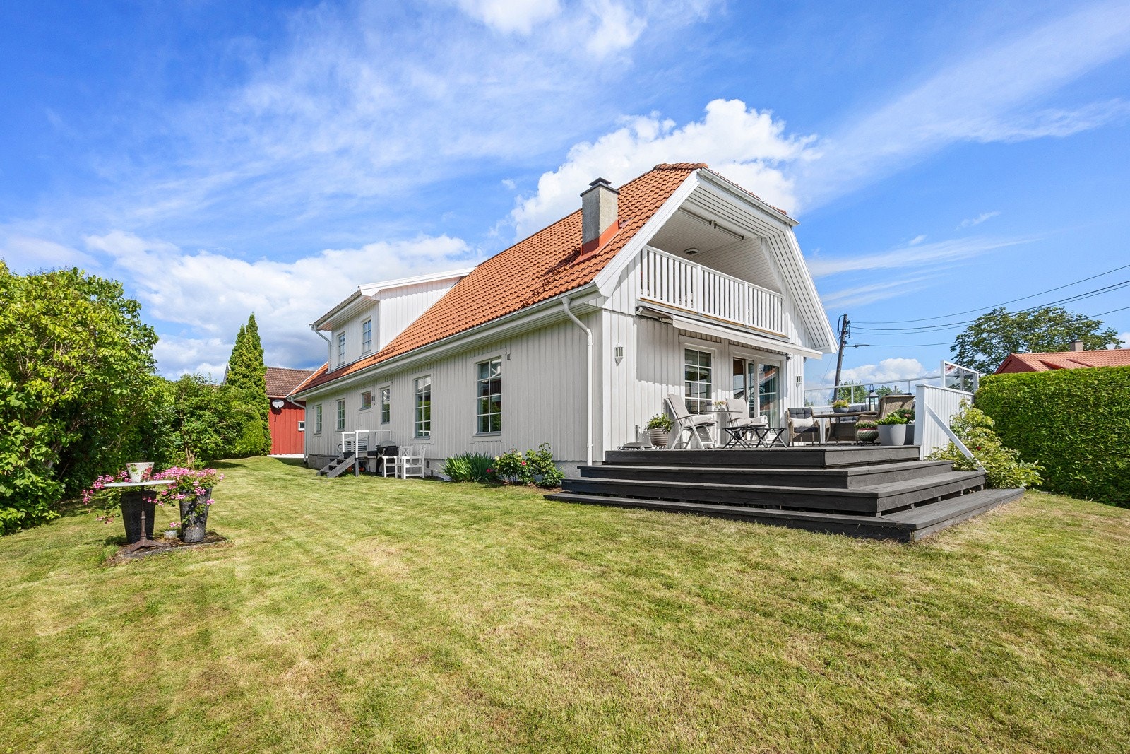 Boligen er fra 2001 med innholdsrik og godt utnyttet planløsning. Galleribilde