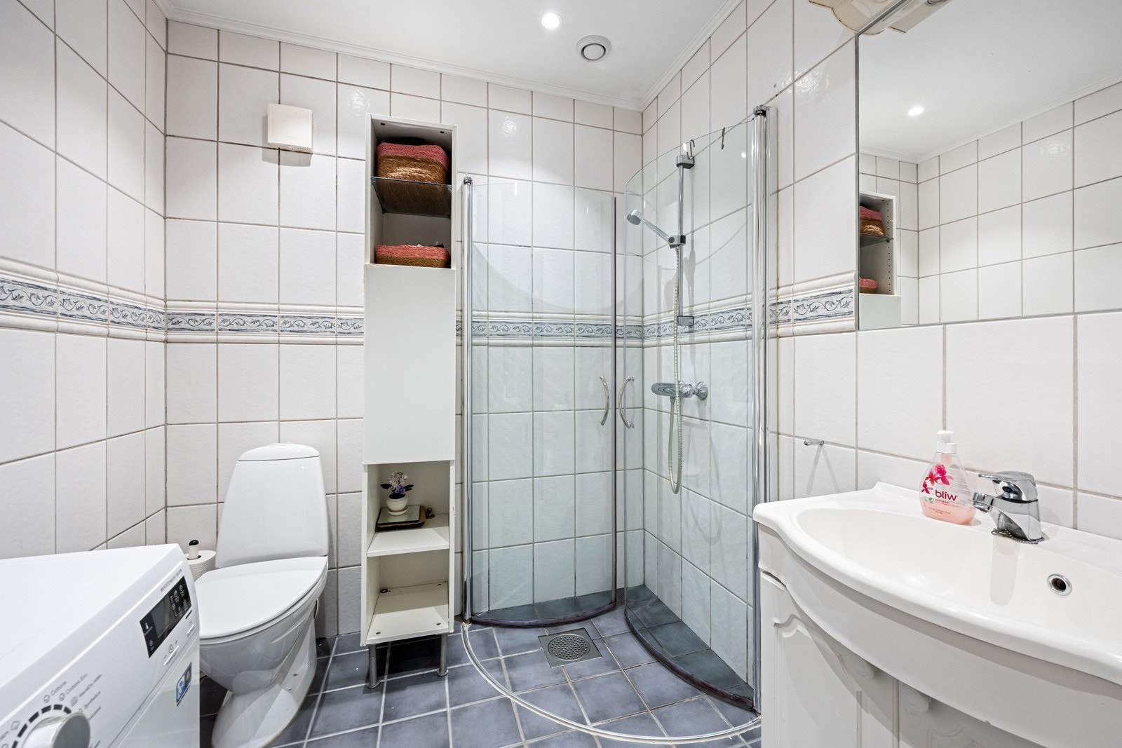 Badet i hybelen er helfliset med opplegg for vaskemaskin. Galleribilde