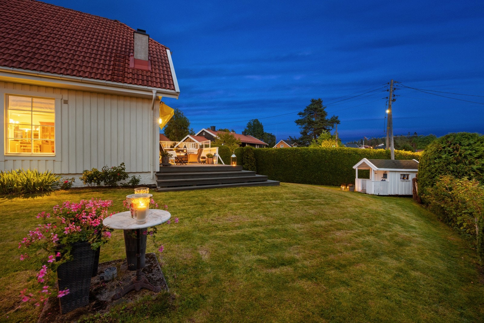 Hagen byr på rikelig med boltreplass og ligger usjenert rammet inn av tettvokst hekk. Galleribilde
