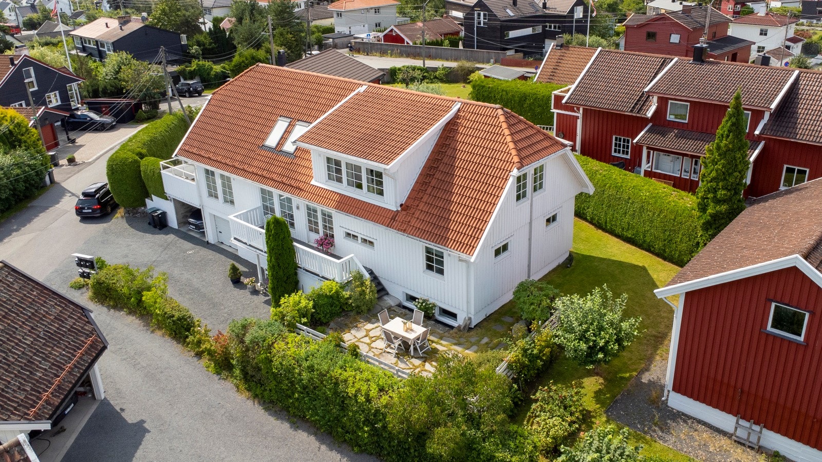 Eiendommen ligger i et hyggelig villaområde på Røa, kun 650 meter fra T-banen. Galleribilde
