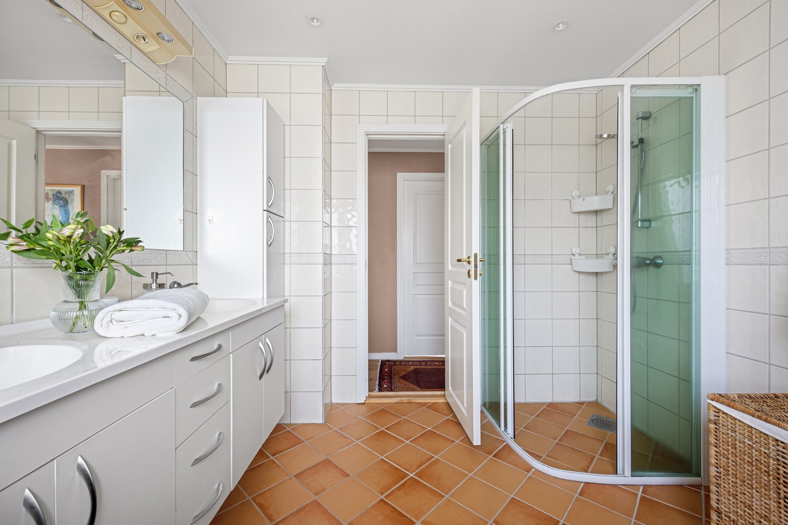 Boligen har tre flislagte bad med gulvvarme. Dette badet ligger i andre etasje. Galleribilde