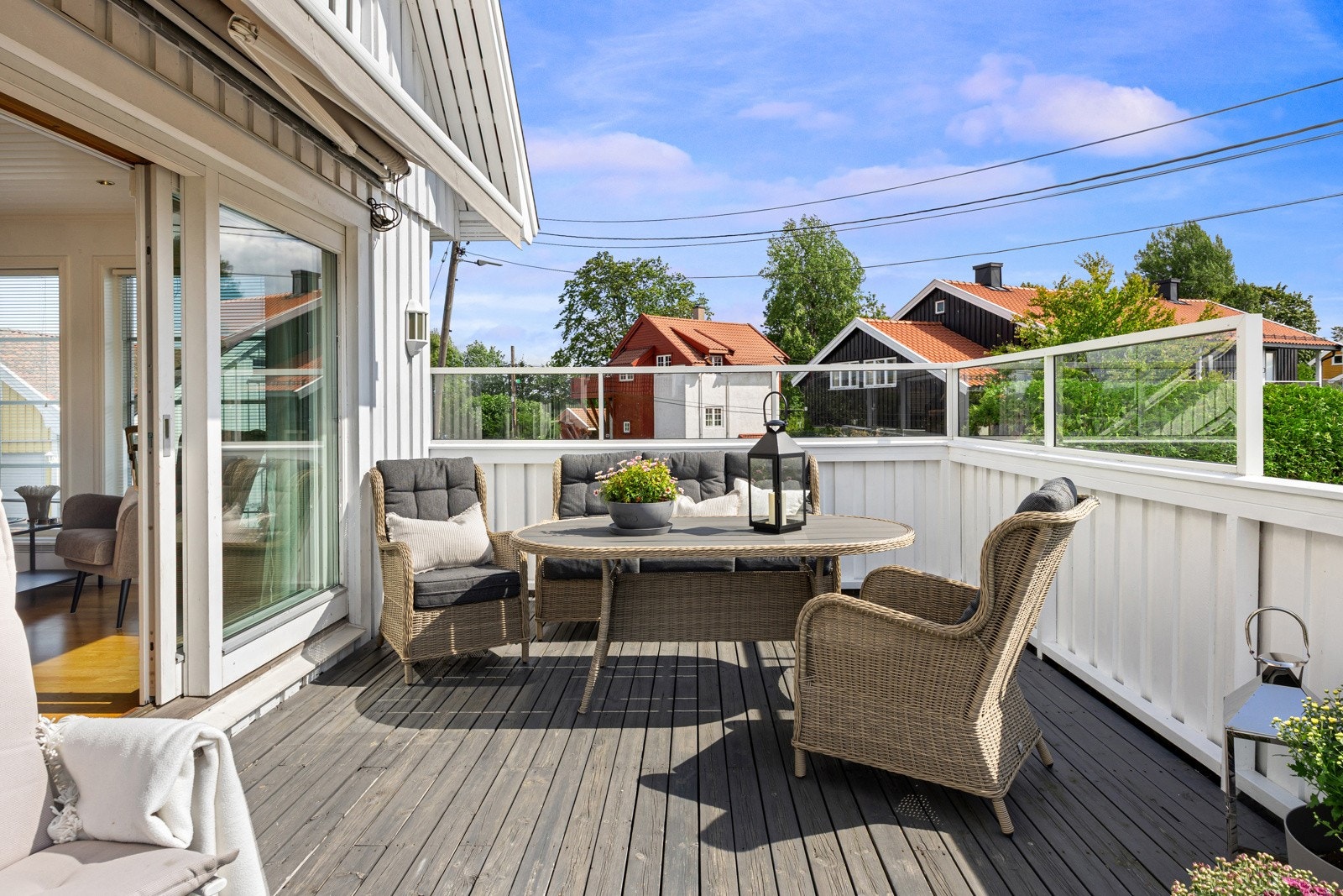 Det er satt opp rekkverk med glass øverst langs østsiden og over på sydsiden av terrassen. Galleribilde