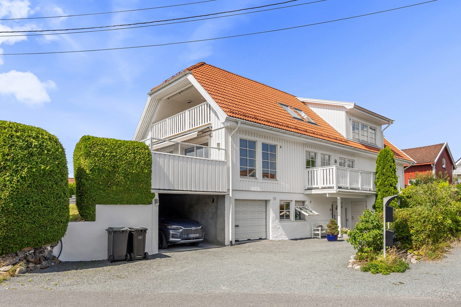 Det er parkering i integrert garasje, i carport og på gårdsplassen. Galleribilde