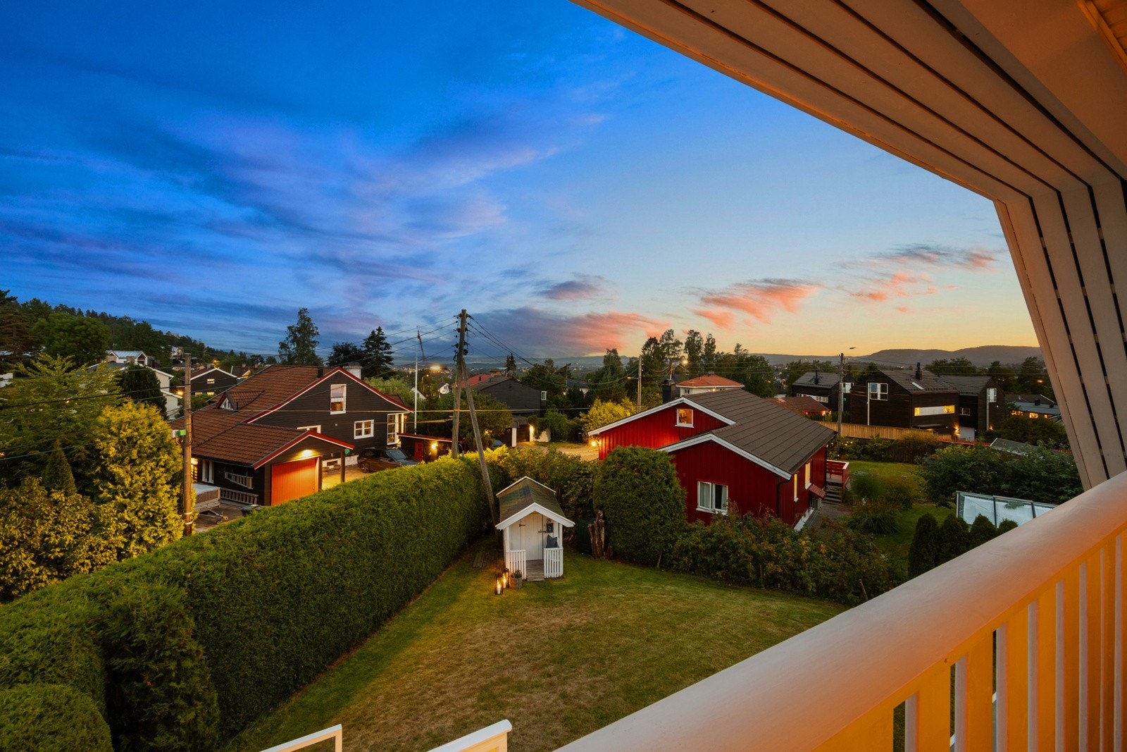 I hjørnet av hagen står en lekestue til glede for de minste. Galleribilde