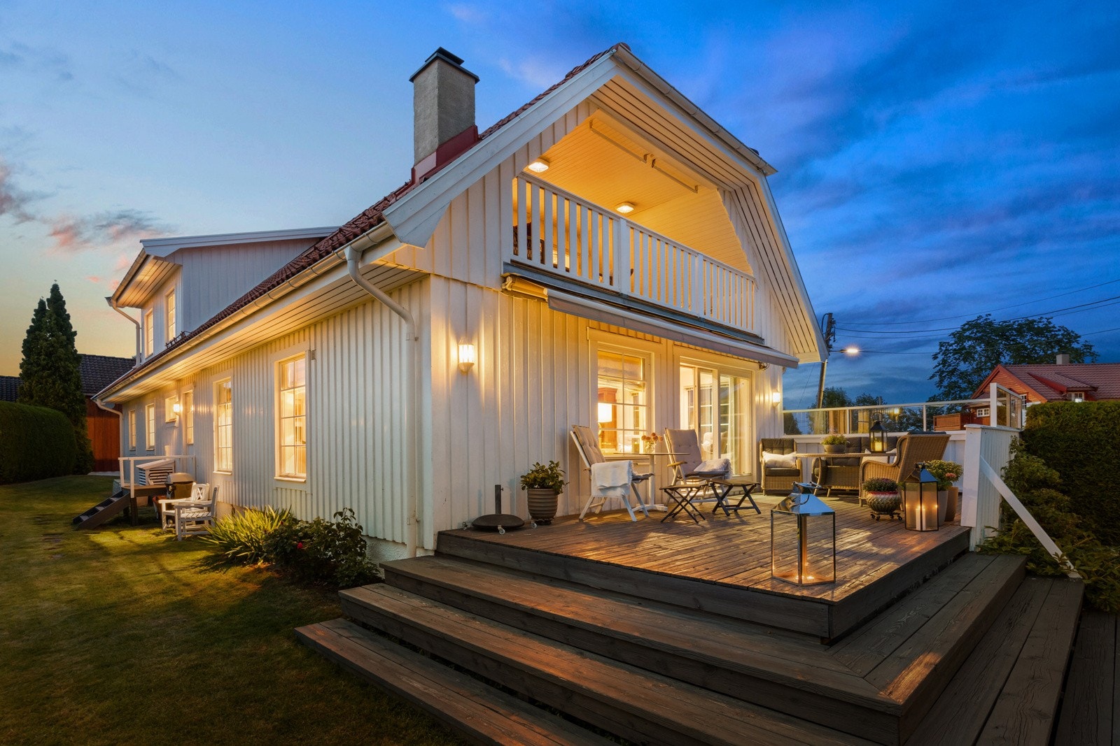 Fra stuen er det utgang til en sydvendt terrasse med god møbelplass. Galleribilde