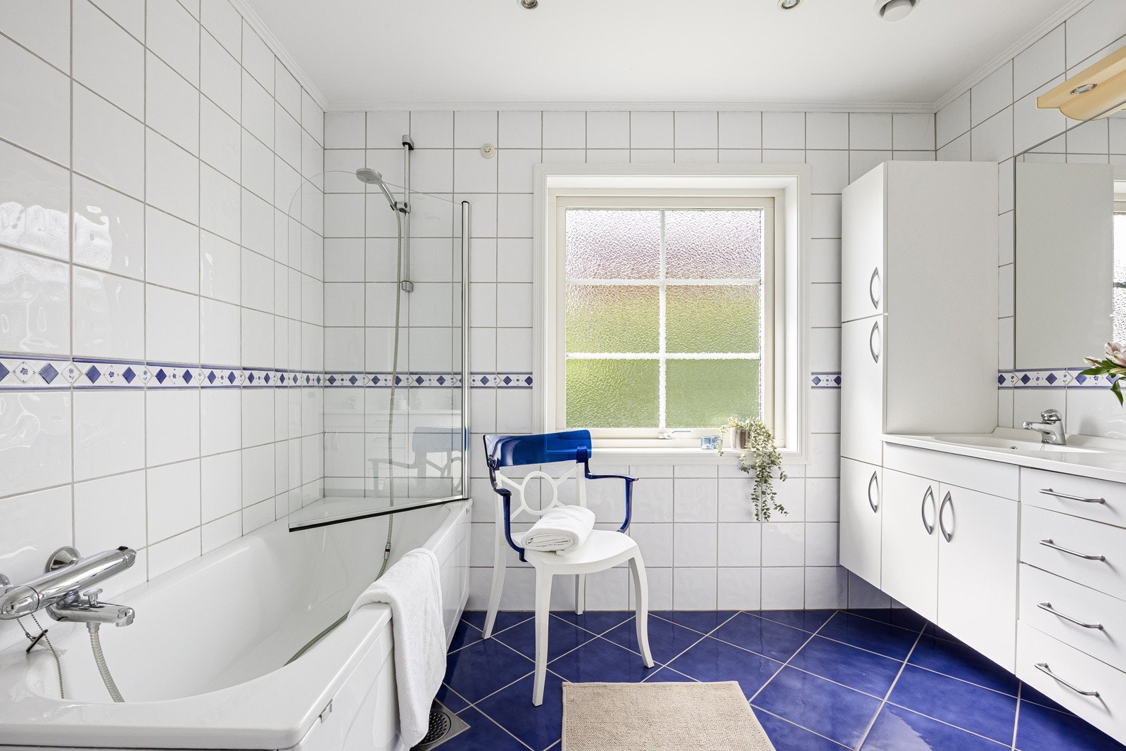 Badet i første etasje er innredet med badekar til glede for store og små. Galleribilde