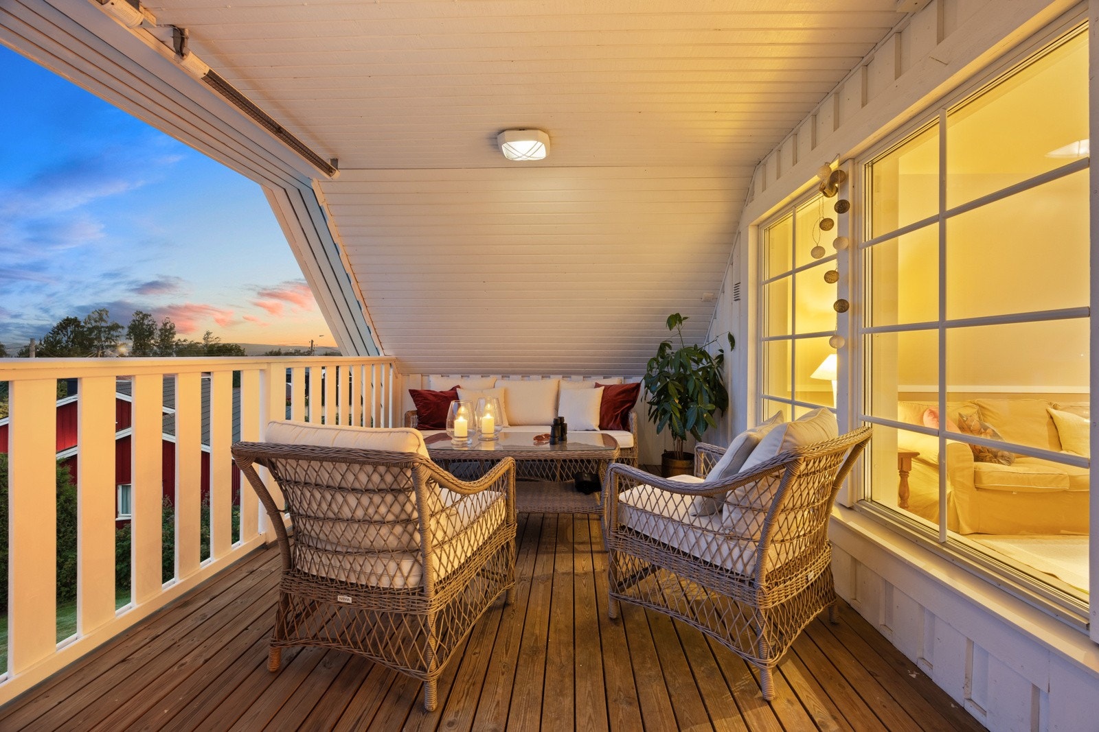 Fra loftstuen er det utgang til en lun, inntrukket terrasse på 14 kvm. Galleribilde