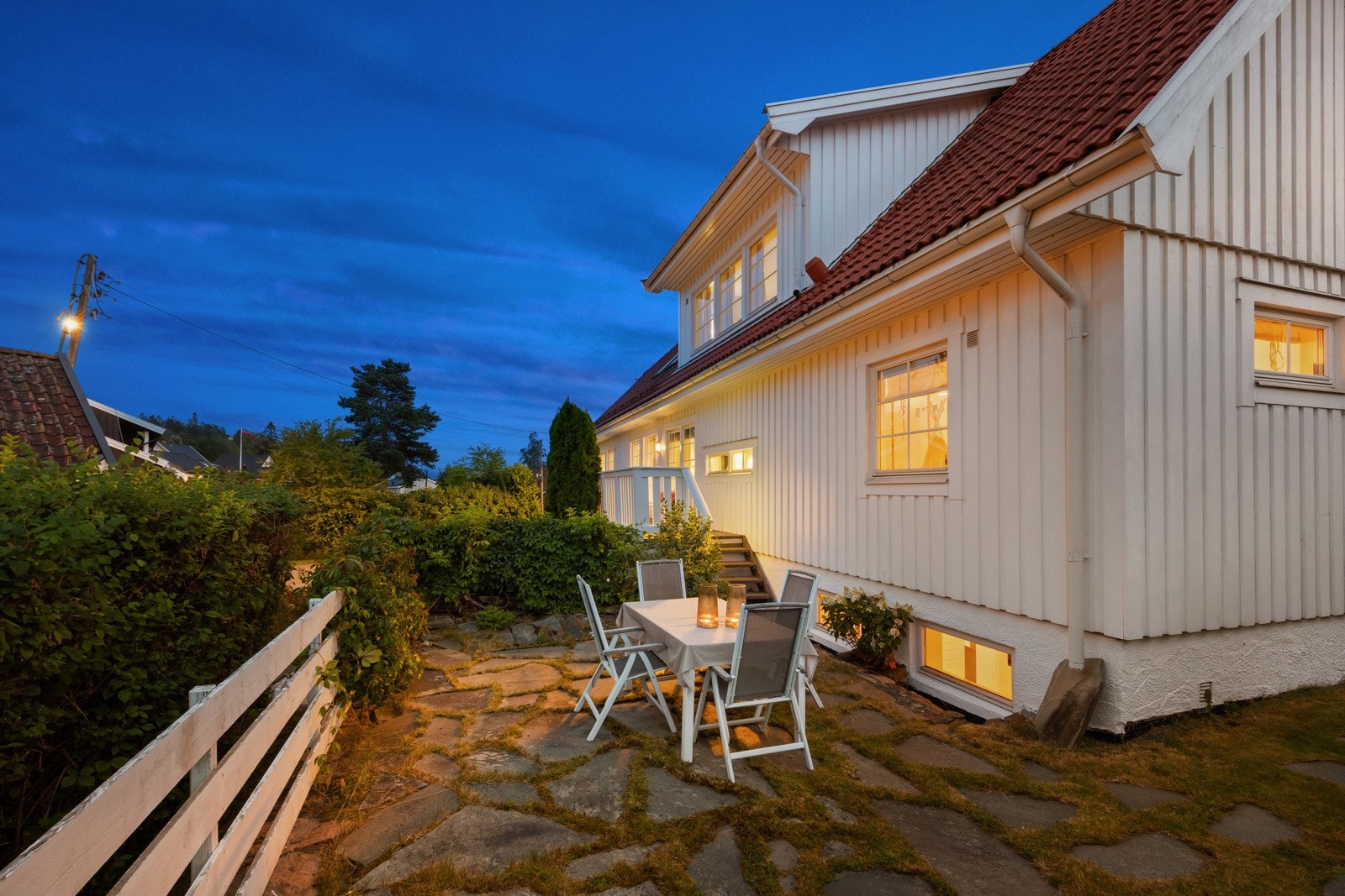 På østsiden av hagen er det anlagt en markterrasse med dekke av skiferheller. Galleribilde