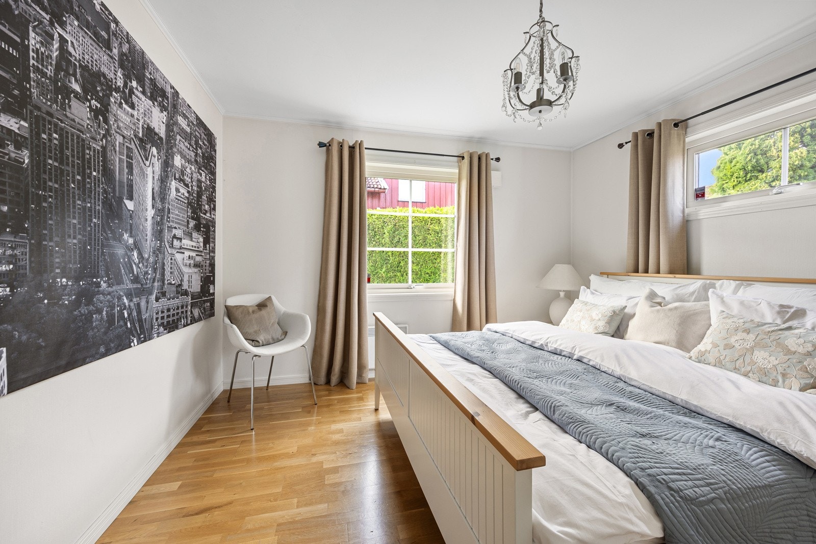 De to soverommene i første etasje har begge vinduer på to sider. Galleribilde