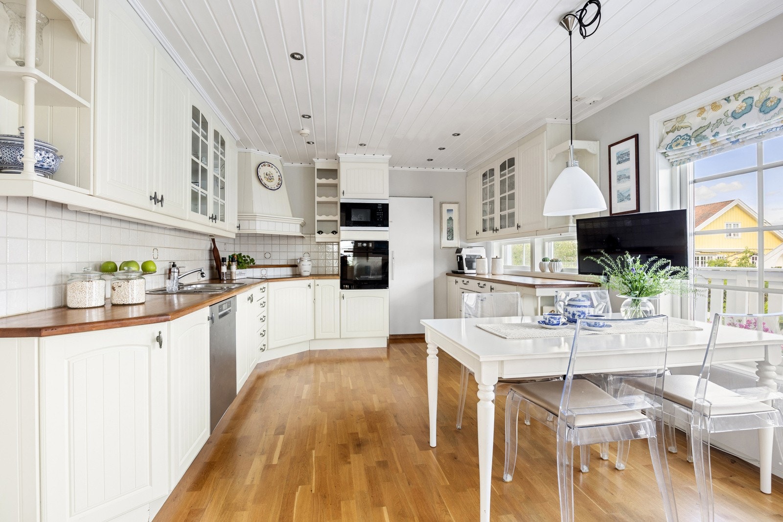 Kjøkkenet er lyst og luftig med innredning i klassisk stil og god plass til frokostbord. Galleribilde