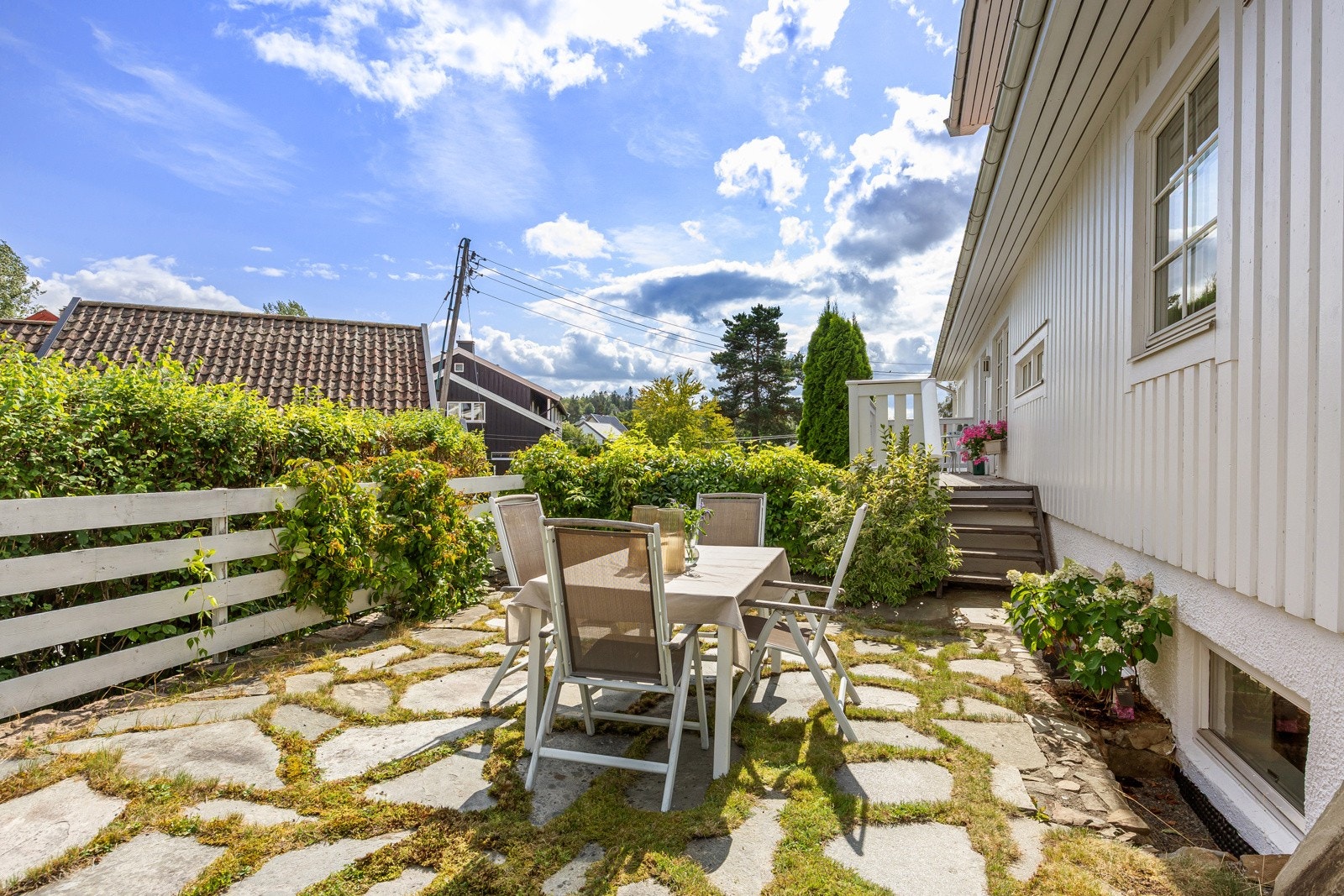 Fra frokostterrassen er det trapp ned til en større markterrasse med dekke av bruddskifer. Galleribilde