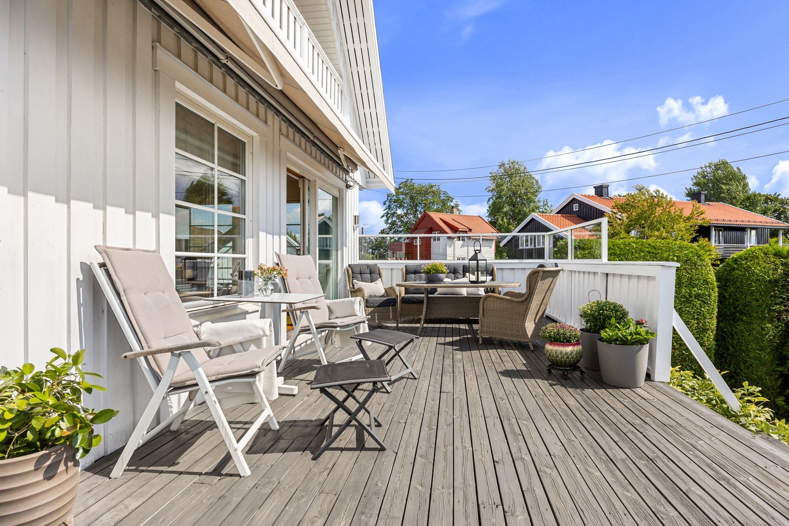 Den store terrassen ligger sydvendt mot egen hage og har utmerkede solforhold. Galleribilde