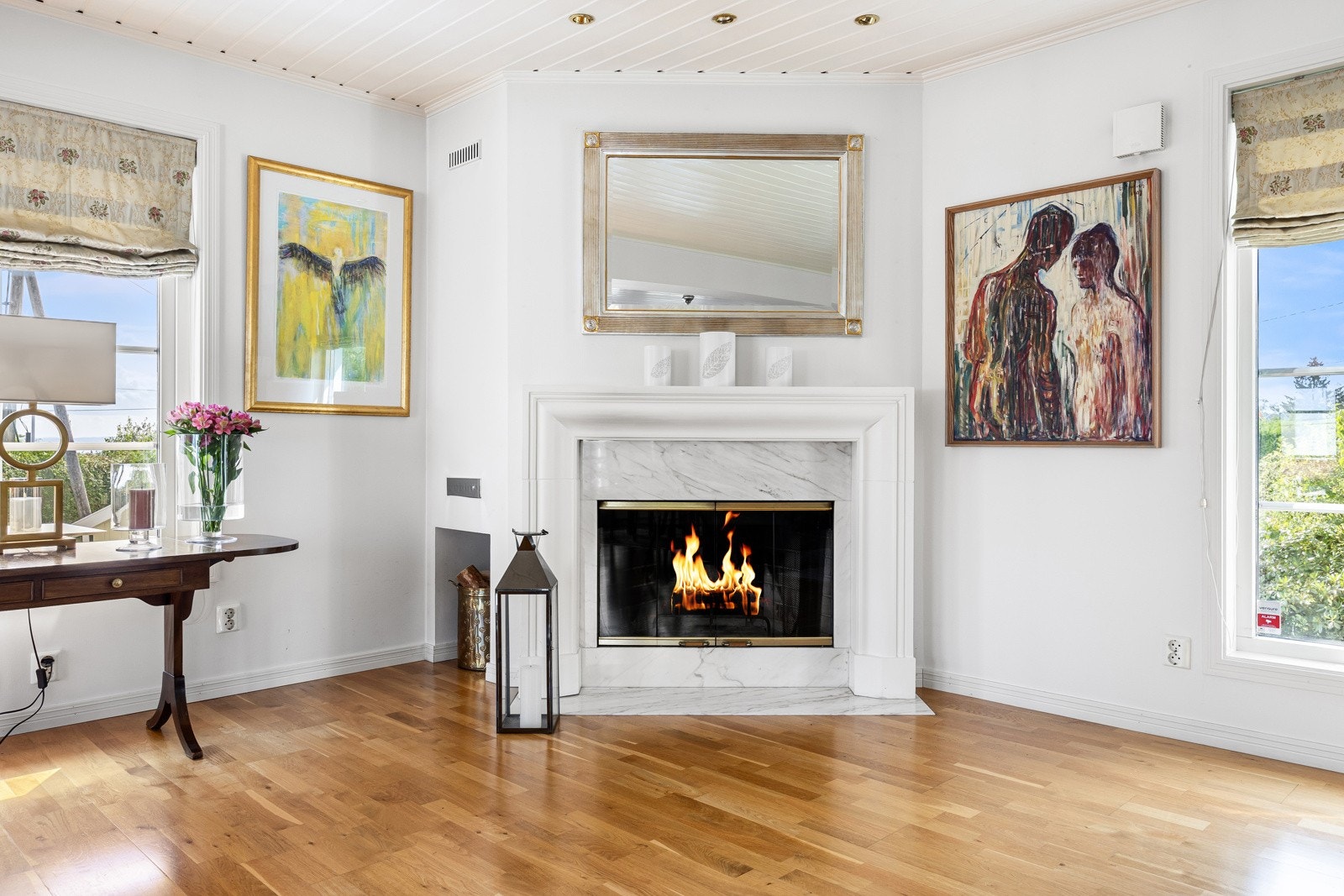 En engelsk peis, med omramming i marmor, skaper ekstra hygge og varme. Galleribilde
