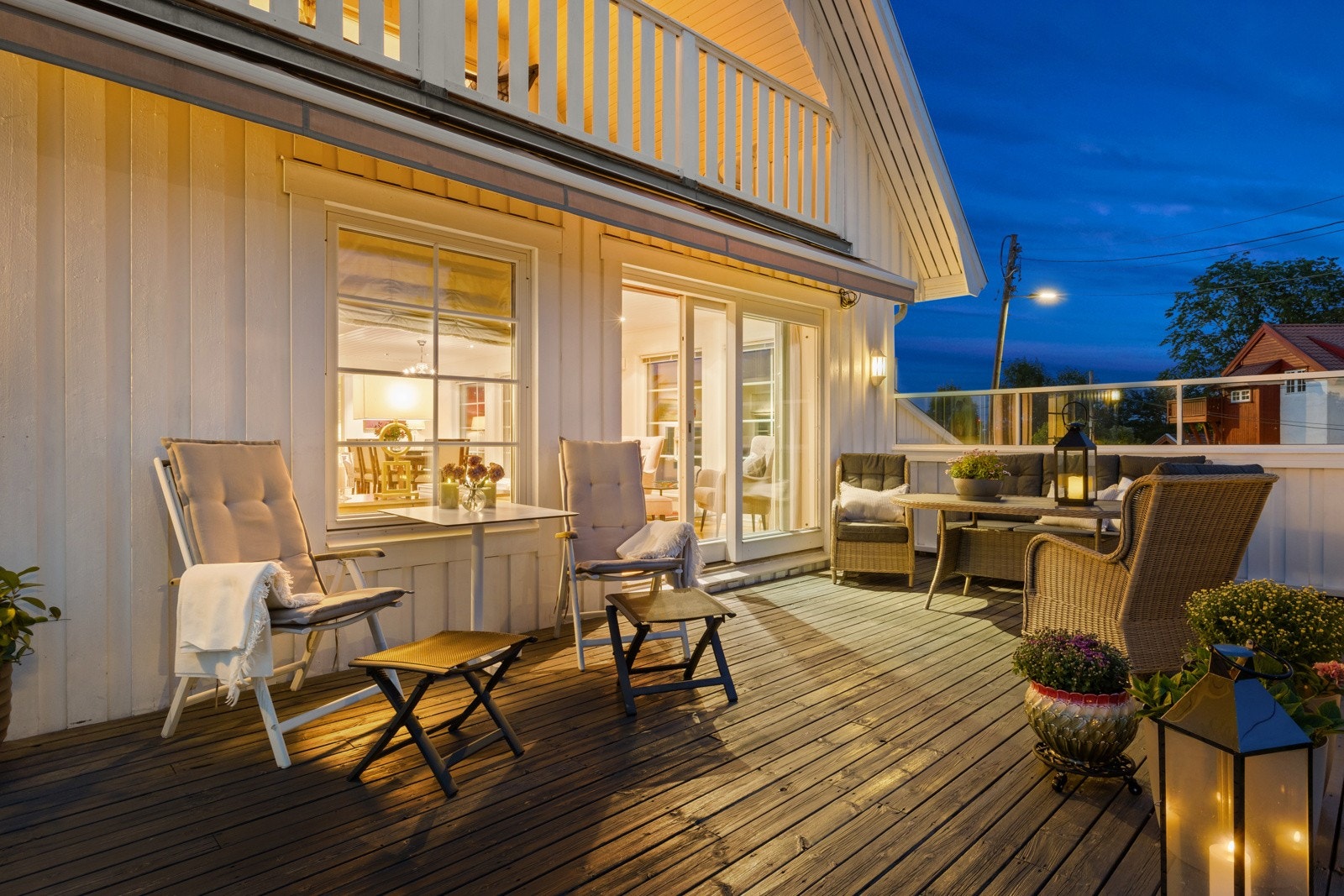 Den sydvendte terrassen har dekke av terrassebord og er utstyrt med markise. Galleribilde