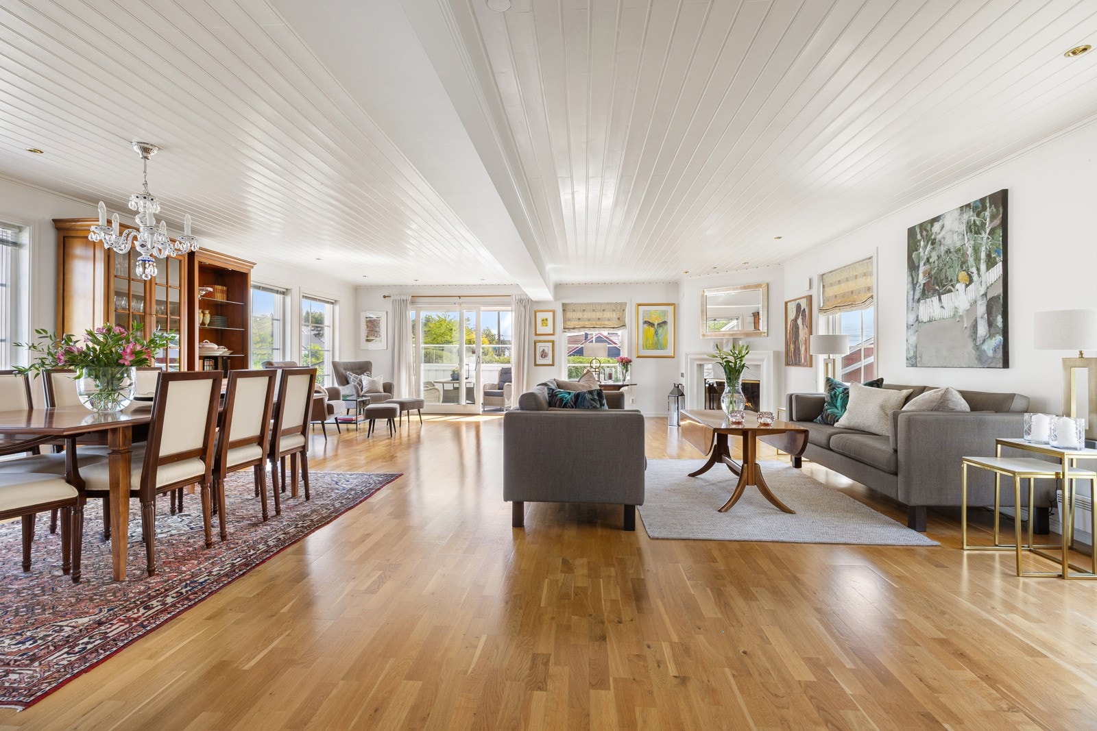 Stuen har parkettgulv, lysmalte vegger og hvitmalt panelhimling med downlights. Galleribilde