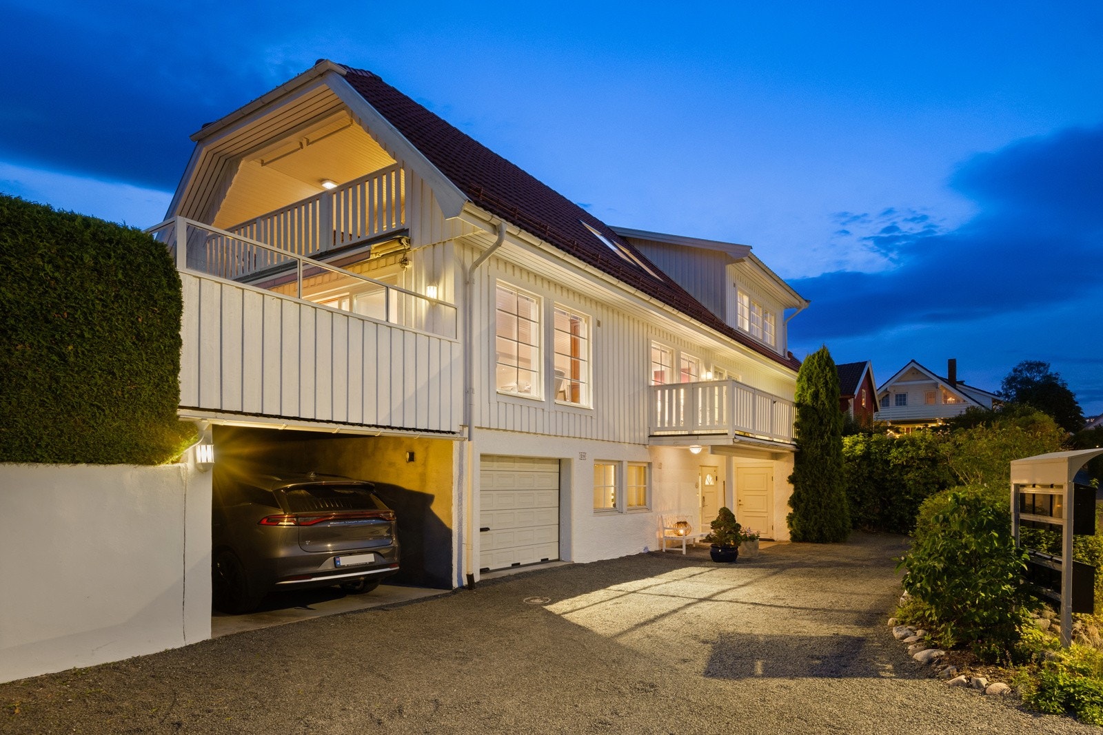 Mot gårdsplassen er det integrert garasje og carport. Galleribilde