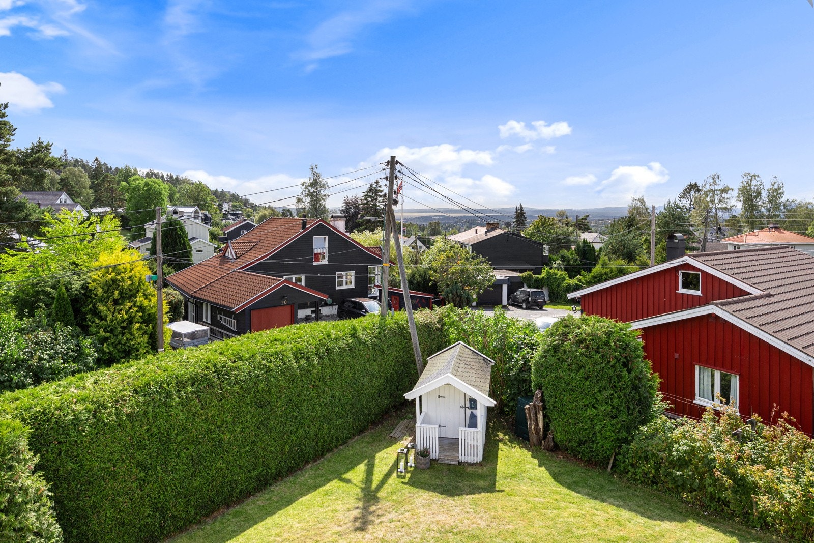 Hagen rammes inn av en tettvokst og velstelt hekk som gir god skjerming. Galleribilde