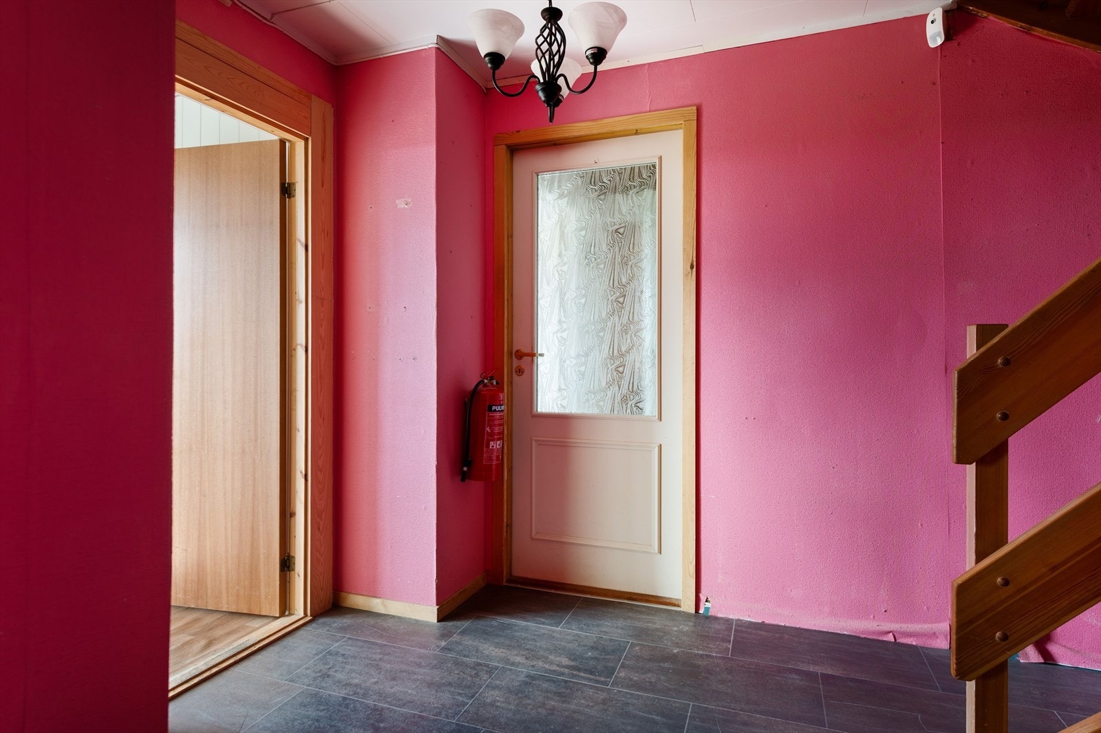 Gang i underetasje. Galleribilde