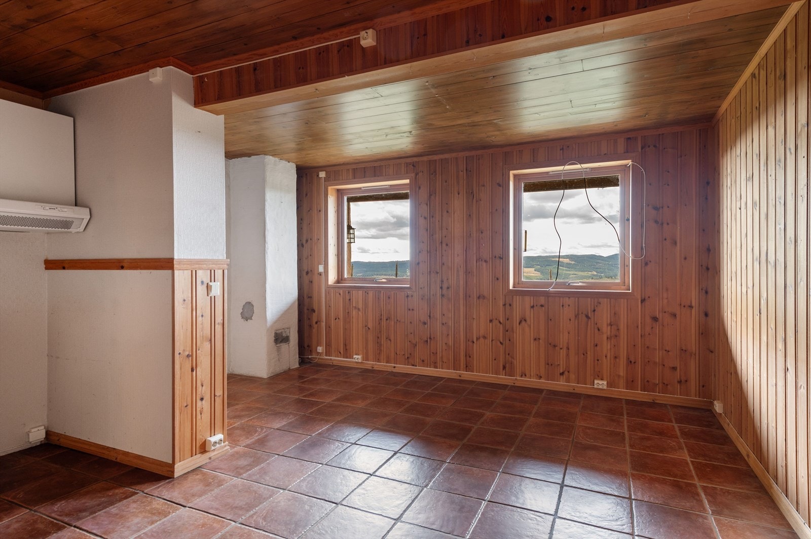 Kjøkkeninnredning med laminerte skrog, glatte fronter og laminert benkeplate med kjøkkenkum. Plass til frittstående komfyr. Galleribilde