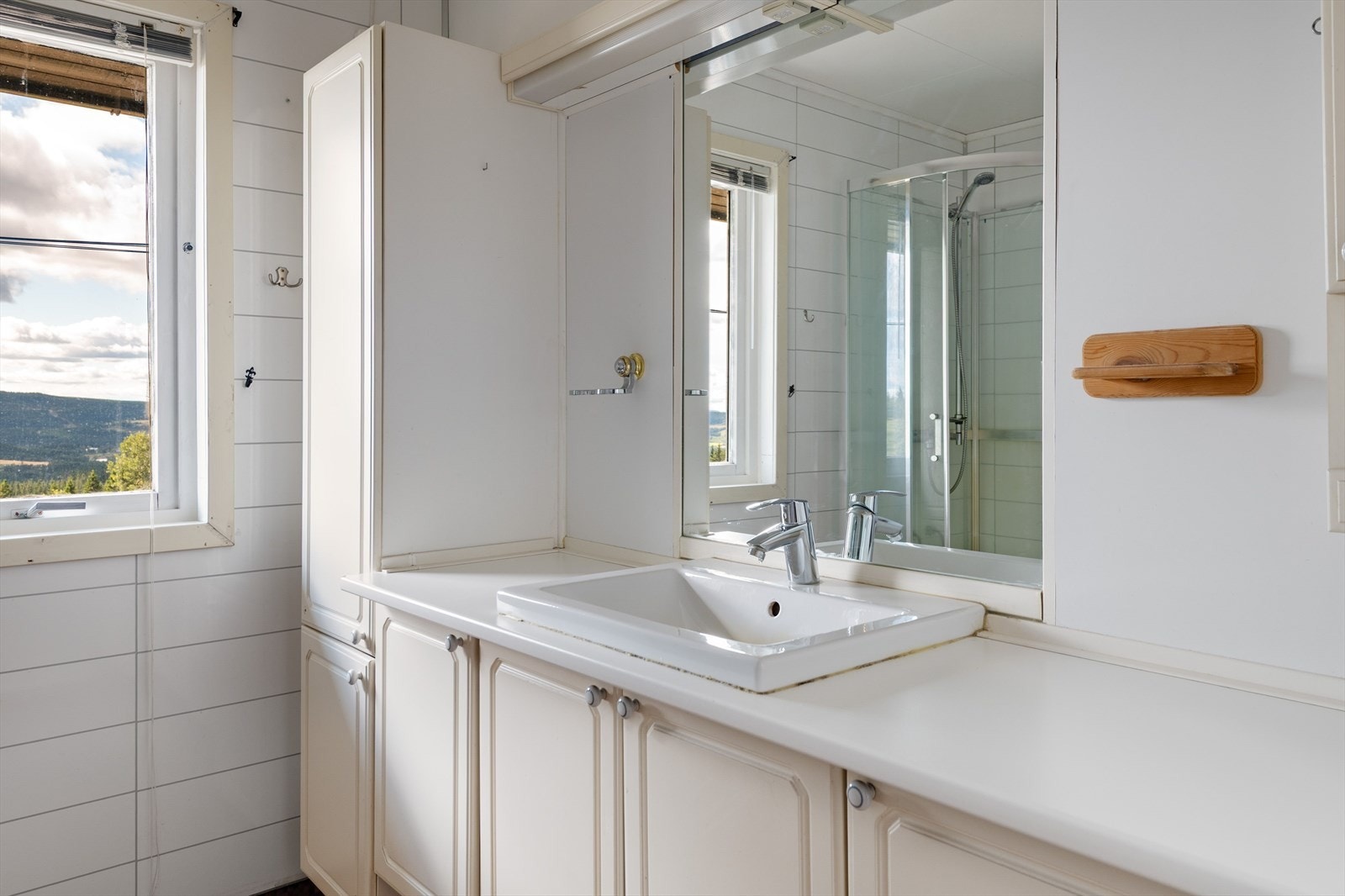 Flatene er dekket av belegg på gulv, baderomsplater på vegger og himlingsplater. Galleribilde