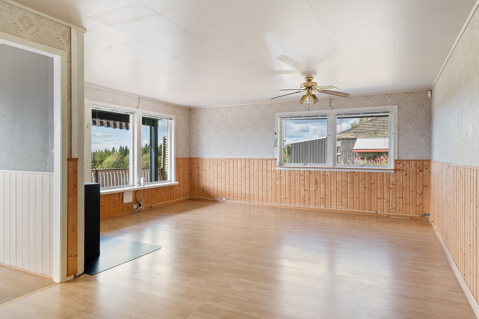 Stuen har store vindusoverflater som slipper inn godt naturlig dagslys. Galleribilde