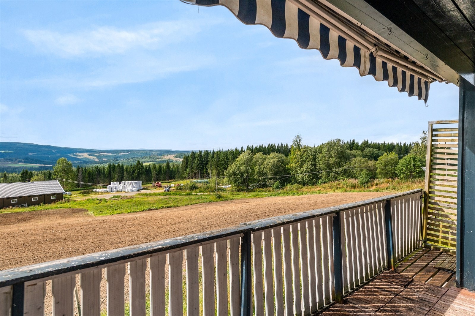 Fra stuen har man adkomst til balkong med enstående utsikt over landlige omgivelser. Galleribilde
