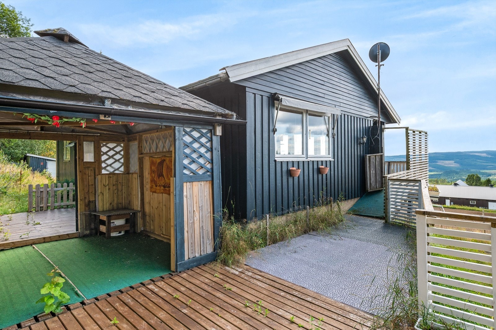 Fra balkong har man adkomst til terrasse på baksiden av huset. Galleribilde