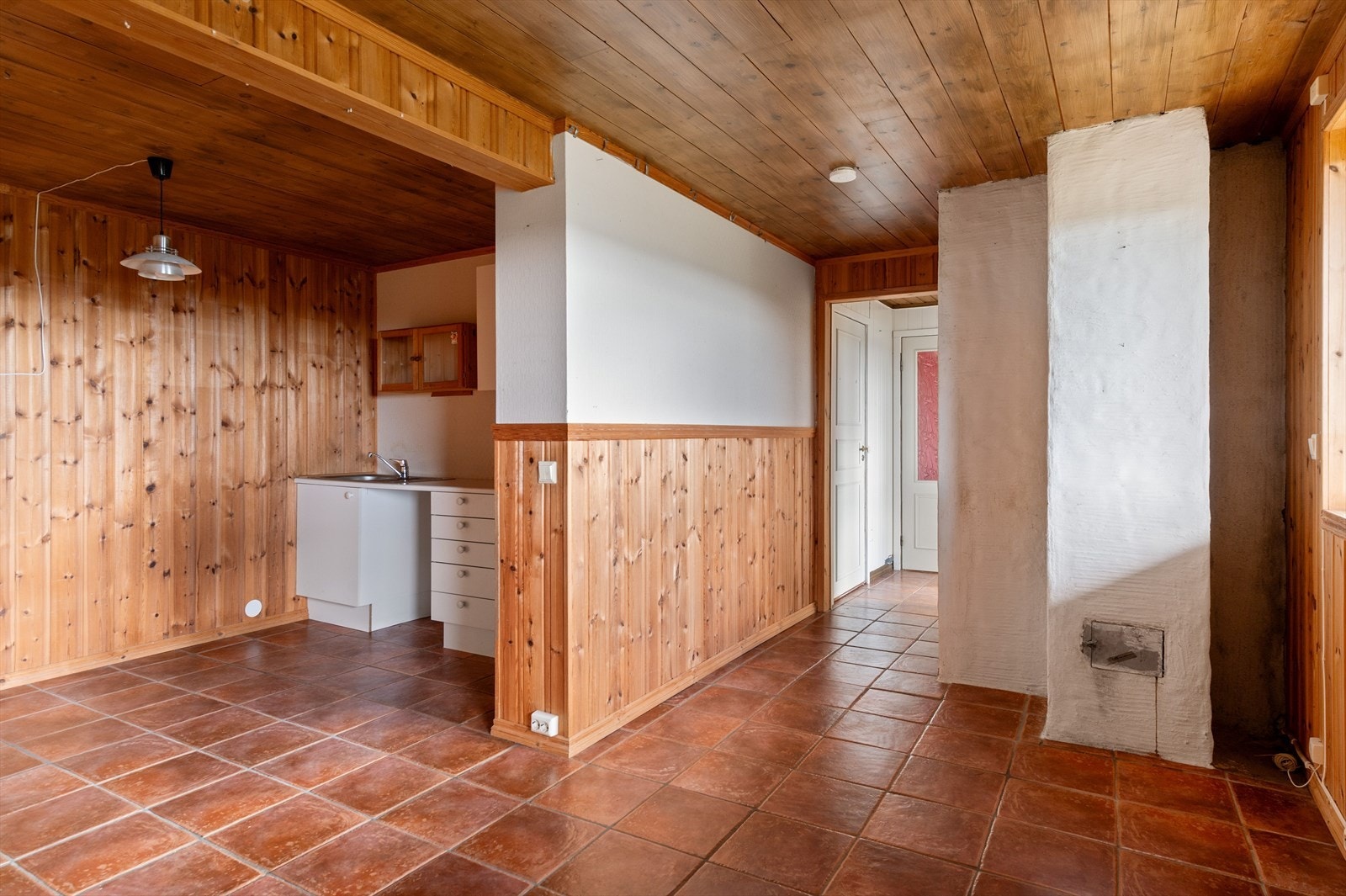 Rom i underetasje innredet med kjøkkeninnredning. Galleribilde