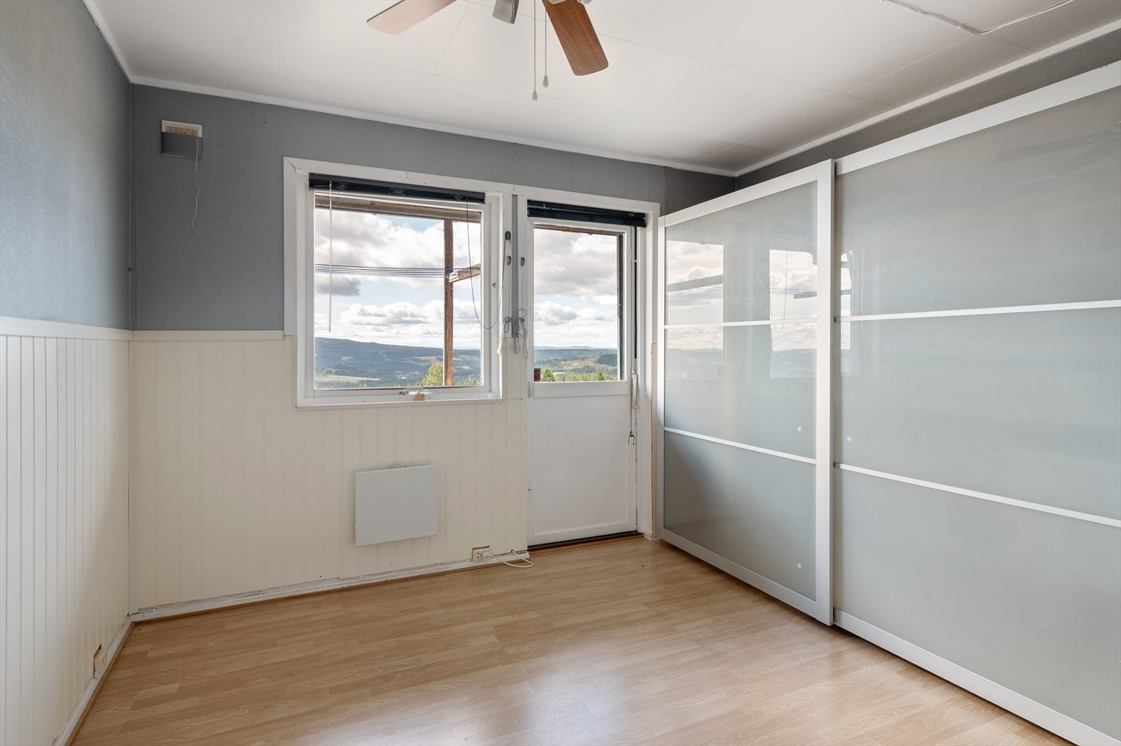 Boligen har totalt 4 soverom fordelt på to etasjer. Soverom 1 i første etasje er innredet med skyvedørsgarderobe. Galleribilde