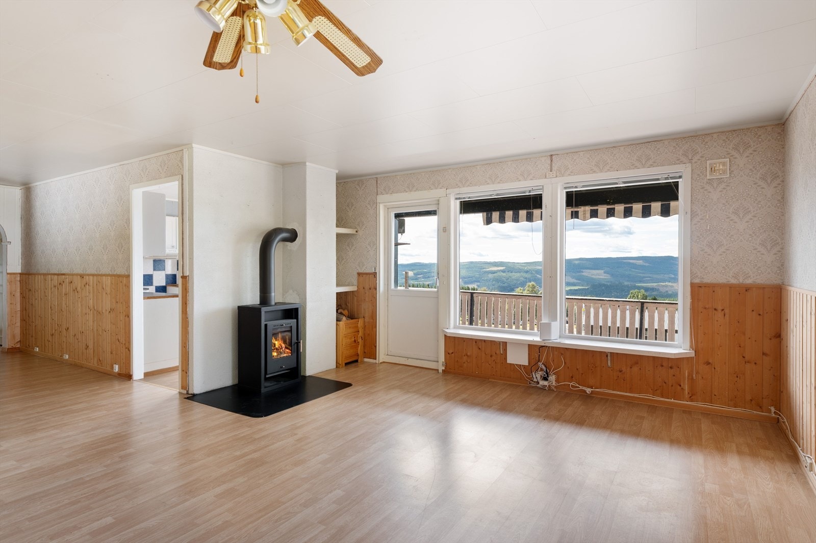 Boligen inneholder blant annet 4 soverom, 2 kjøkken og romslig stue med adkomst til balkong med utsikt. Galleribilde