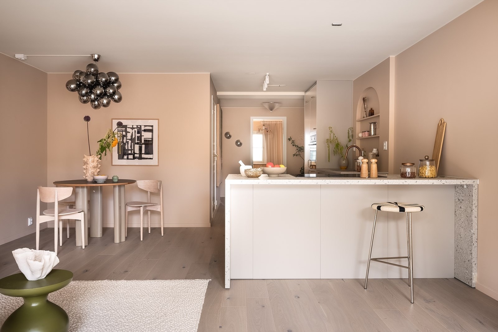 Den åpne løsningen gir en luftig og behagelig romfølelse. Galleribilde