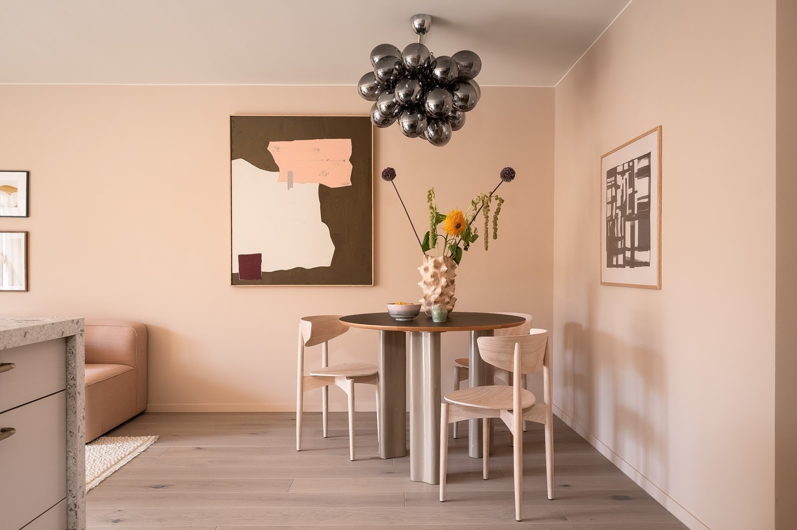 Spisestuen ligger i en hyggelig krok, perfekt for lange middager med familie og venner. Her er det enkelt å dekke til mange gjester, og atmosfæren er både lun og innbydende. Galleribilde