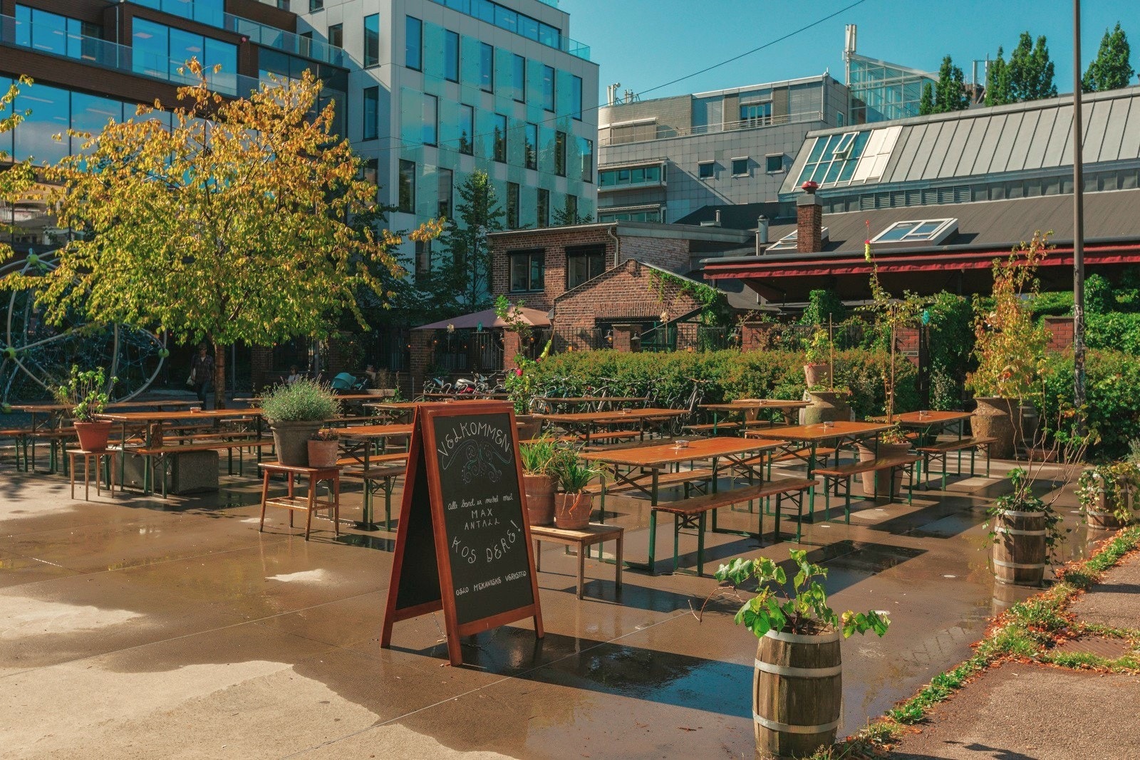 Teaterplassen yrer av liv og har flere hyggelige uteserveringer, som for eksempel populære Oslo mekaniske verksted. Galleribilde